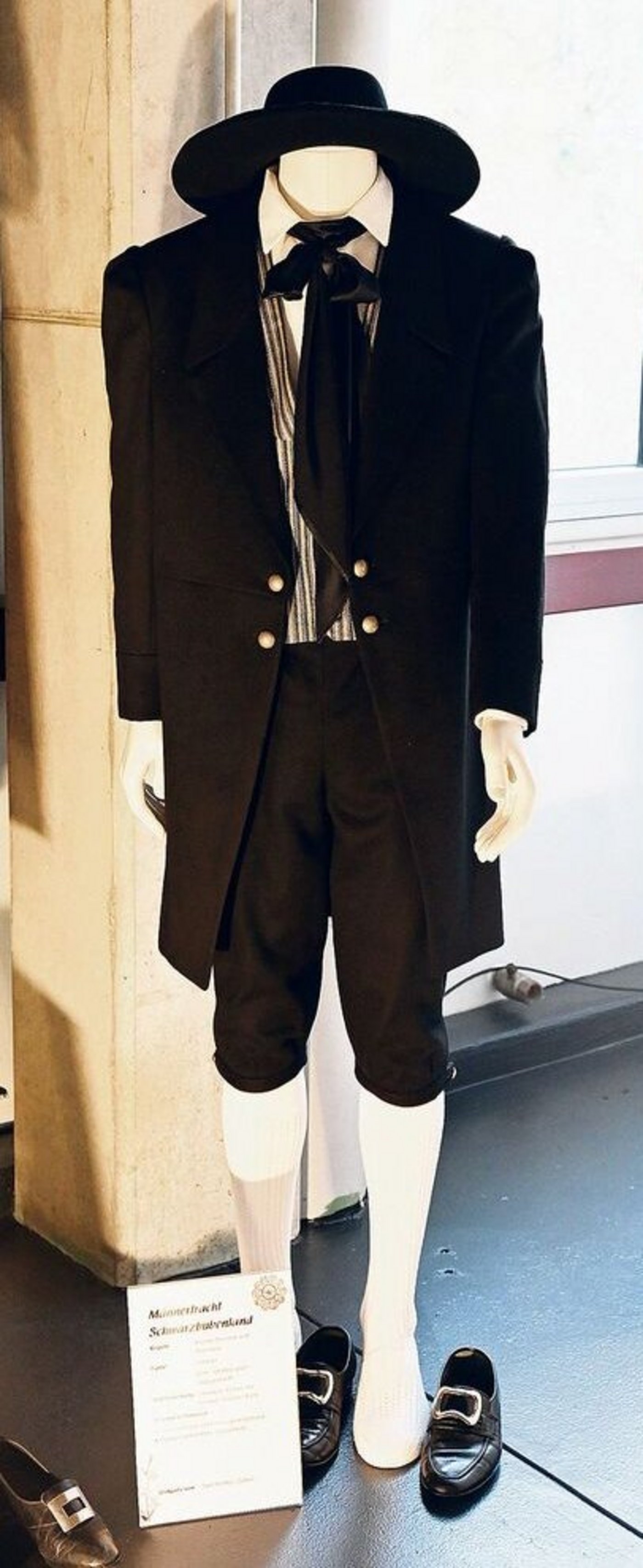 Die Hose, die nur bis zu den Knien geht, und ein Gehrock: Dies zeichnet die Männertracht Schwarzbubenland aus. 