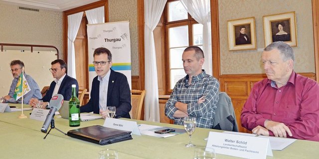 Roman Kistler, Martin Eugster, Regierungsrat Dominik Diezi, Daniel Böhi und Walter Schild informierten über die Massnahmen des Kantons (v. l.).