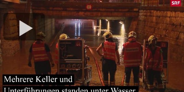 Die Feuerwehr pumpte im Bahnhof Zofingen die Unterführung aus. (Screenshot SRF)