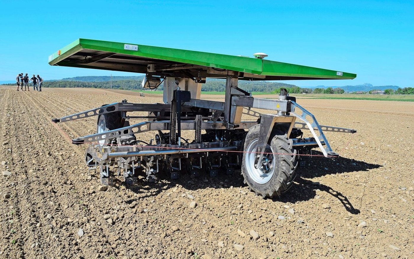 Auch schon auf Schweizer Feldern anzutreffen: Jät- und Hackroboter Farmdroid.