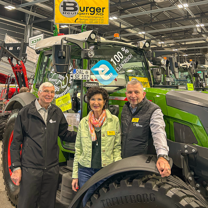 Fritz Burger, Anita Burger und Bruno Burger zeigen den elektrisch fahrenden Fendt. (v.l.n.r.) 