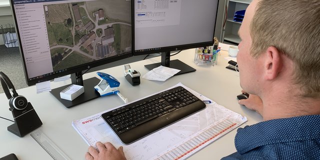 Gefragte LBV-Bauberatung: Marcel Hodel bei der Berechnung einer Nährstoffbilanz. (Bild Josef Scherer)