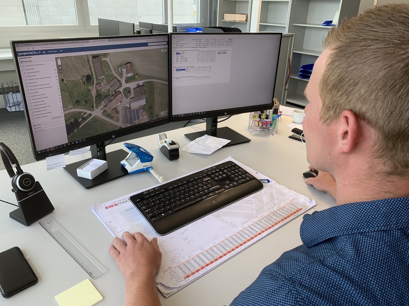 Gefragte LBV-Bauberatung: Marcel Hodel bei der Berechnung einer Nährstoffbilanz. (Bild Josef Scherer)