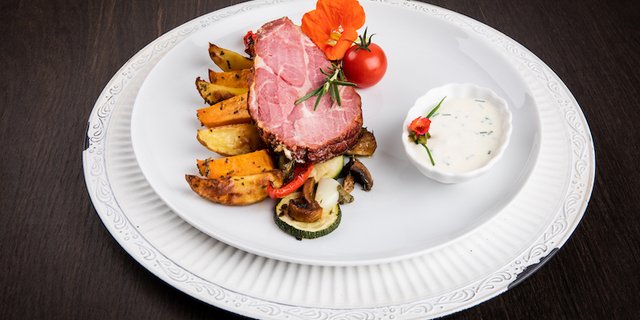 Rumendinger Chemibraten, zweierlei Kartoffelschnitze mit Schnittlauchsauerrahm und Ofengemüse. (Bild Ueli Christoffel/SRF)