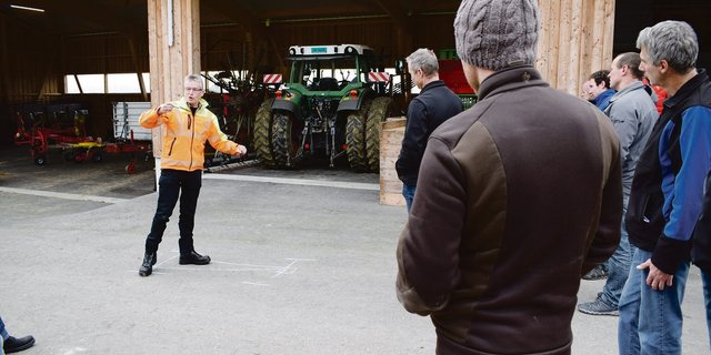 In der Lehrlingsausbildung ist auch Kreativität gefragt, weiss Thomas Jung von der BUL (links). Auch eine einfache Kreidezeichnung am Boden kann helfen, etwas zu visualisieren. (Bild Daniela Joder)