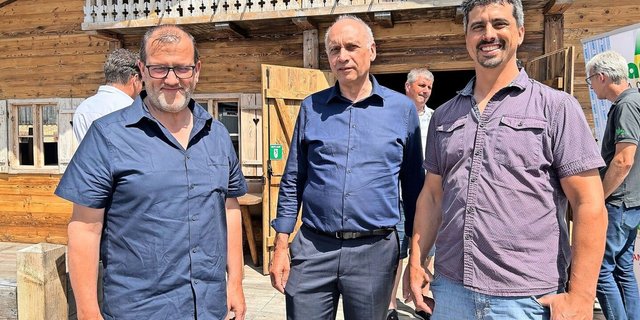 Neu im Vorstand sind Raphael Schafer (l.) und Benno Röösli (r.). In der Mitte steht der neu gewählte Präsident Ernest Dubi.