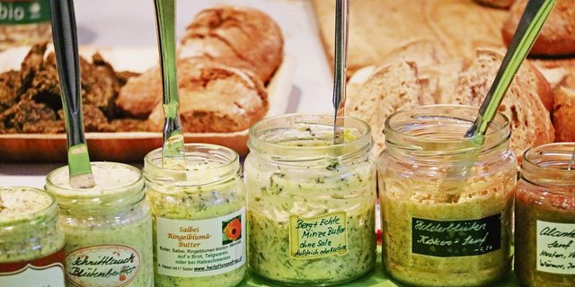 Mit Wildpflanzen lassen sich kreative Aufstriche und Beilagen herstellen.