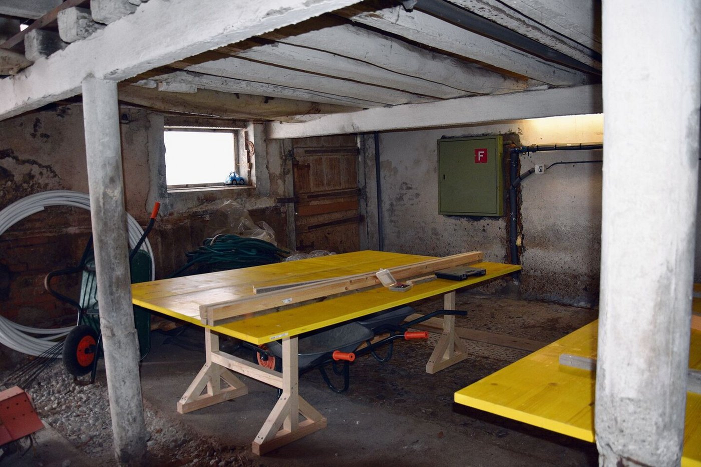 Die Tische im alten Stall können auseinandergenommen werden, um bei Bedarf Platz zu schaffen. 