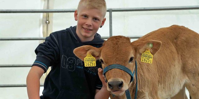 Fotoshooting mit Kalb oder Selfie mit Imkerausrüstung gabs bei Ab ufs Land. (Bild mr)