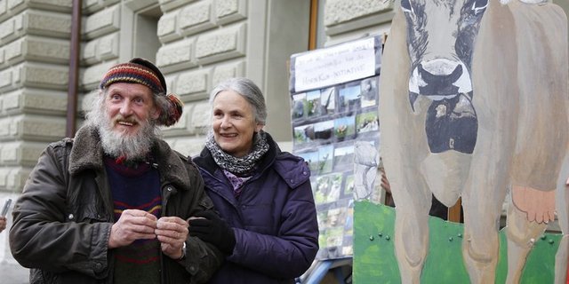 Armin Capaul zusammen mit seiner Frau Claudia bei der Einreichung der Hornkuh-Initiative im Jahr 2016. (Bild ji)