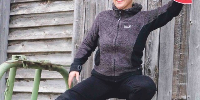 Momentan ist die Bühne von Katharina Amrein ihr Bauernhaushalt mit Kindern. Doch etwas Show muss sein: Als Clown und ehemalige Seiltänzerin posiert sie auf dem Klauenstand. (Bild Deborah Rentsch)