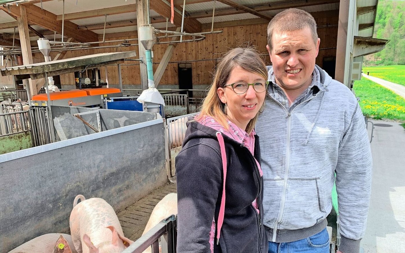 Sonia und Adrian Z’Rotz halten Schweine und Junghennen, zum Betrieb gehört aber kein Land. 