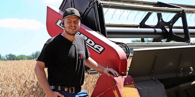 Dario Reusser drischt Getreide auf dem Thurgauer Seerücken – dieses Jahr fährt er in seiner elften Saison. 