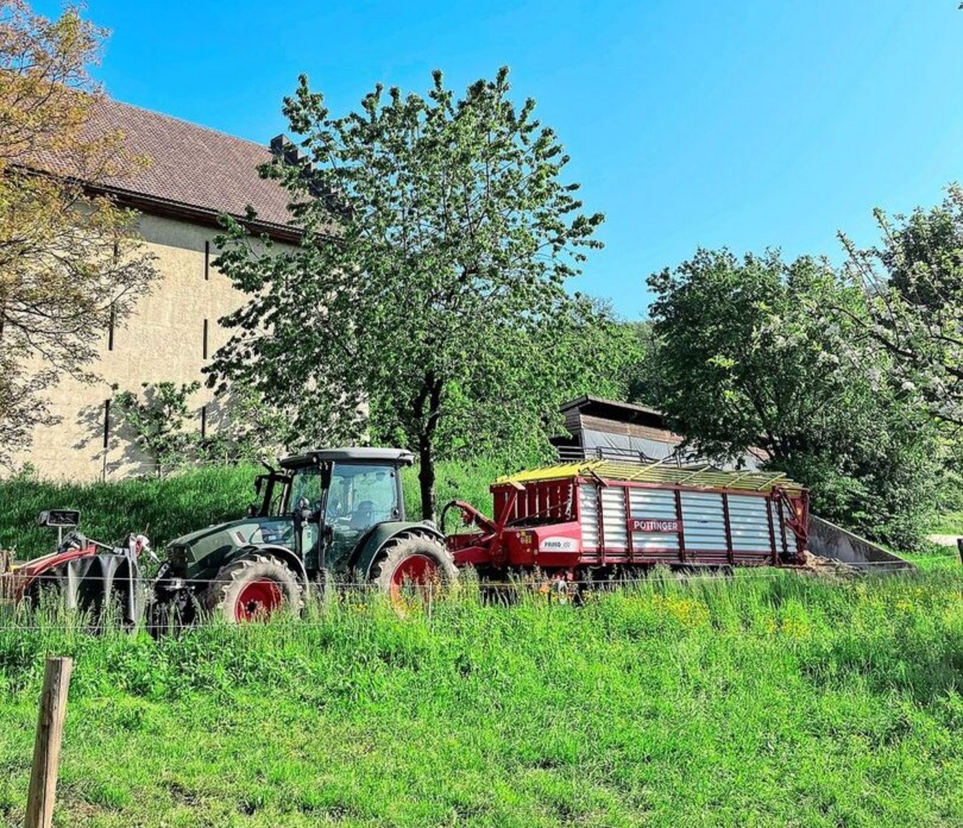 Auf dem Bio-Betrieb haben die Lernenden die Möglichkeit, auszuprobieren, ob ihnen neben der Mechanisierung auch der Kundenkontakt Freude bereitet.
