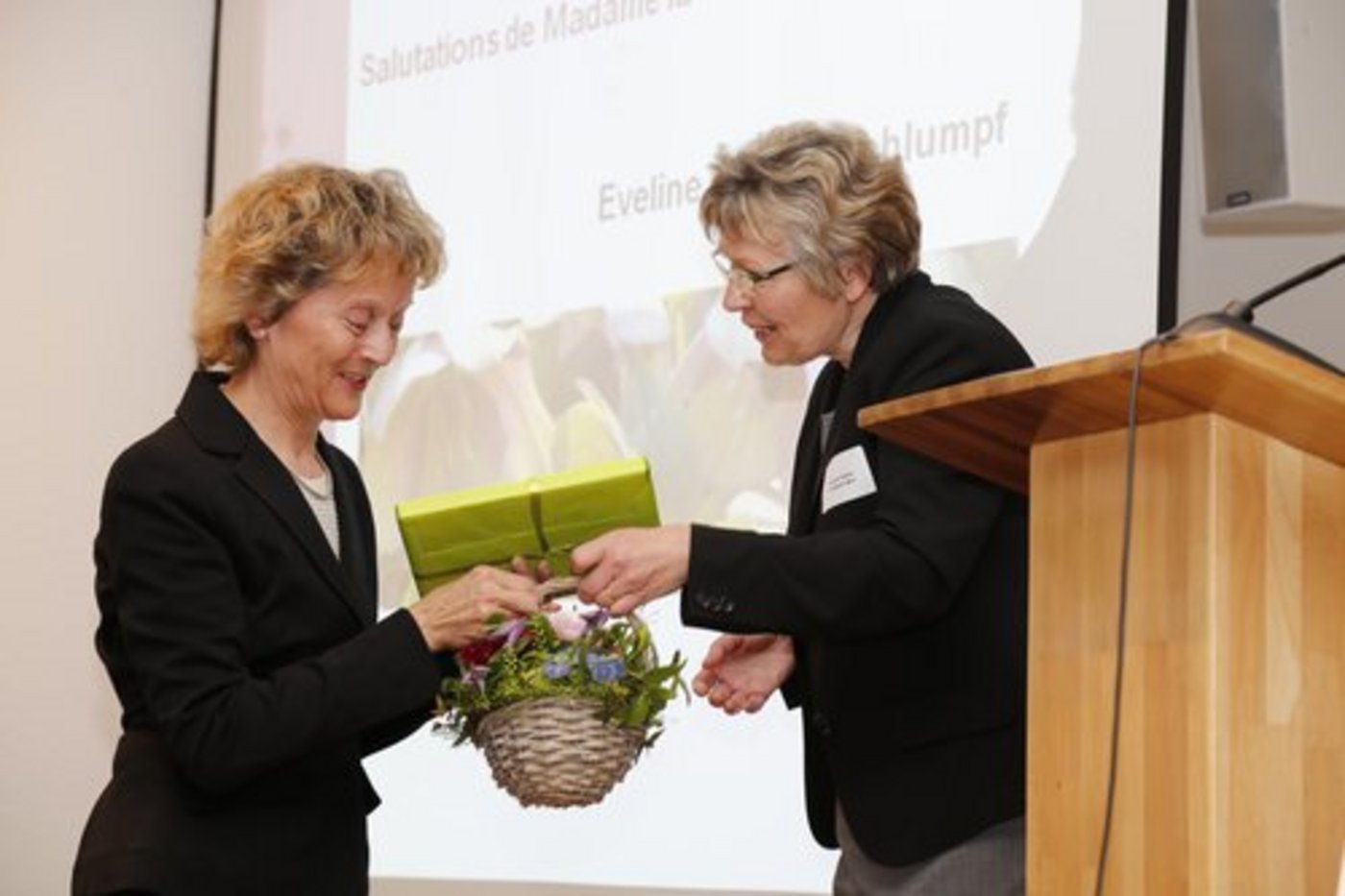 Bundesrätin Eveline Widmer-Schlumpf und Verbandspräsidentin Christine Bühler. (Bild ji)