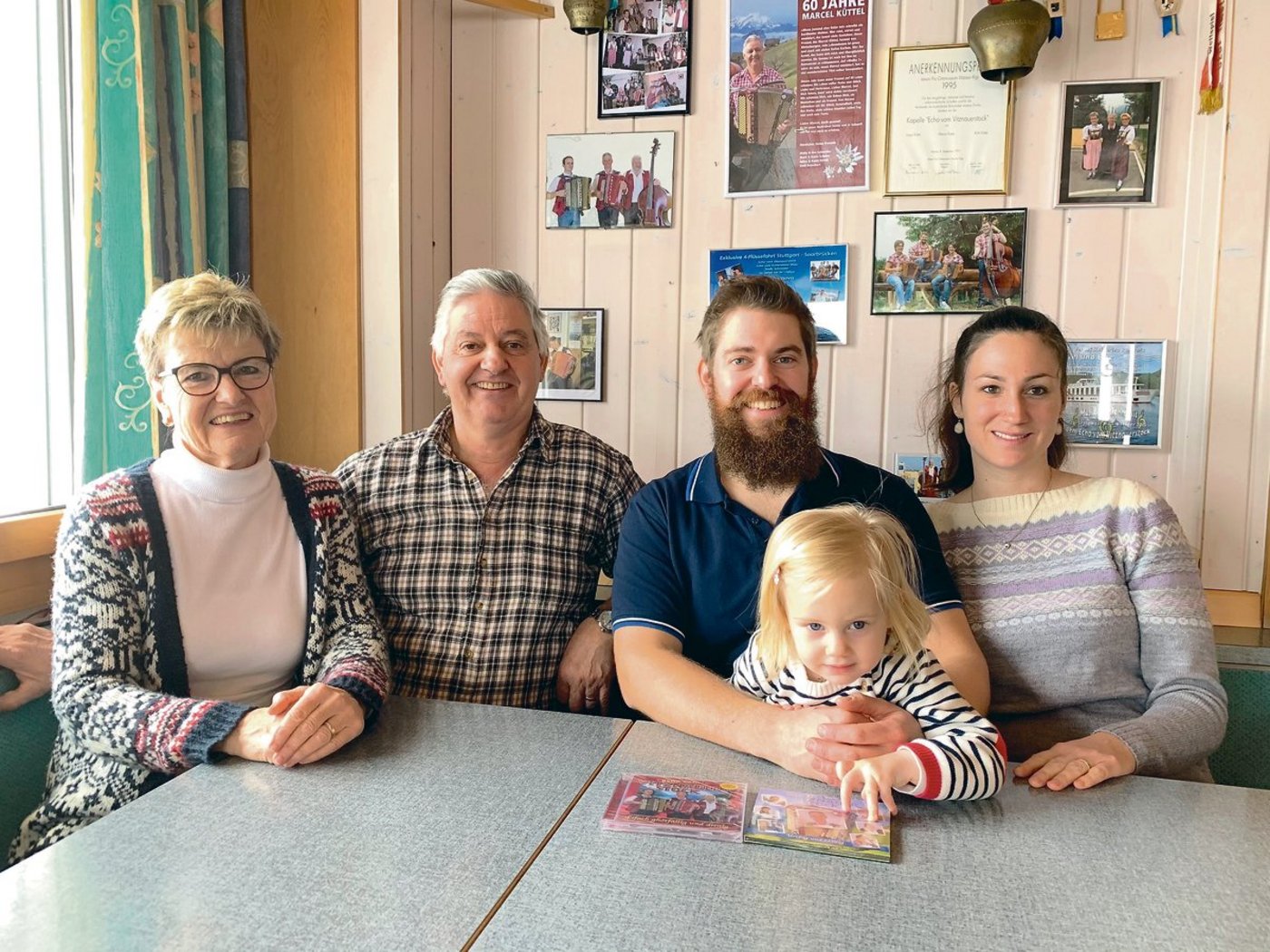 Romy und Marcel Küttel, mit Sohn Alex und Sonja Küttel (v.l.n.r.) und deren Tochter Aline in der Gaststube auf Hinterbergen. Sie sehnen sich danach, endlich wieder Gäste bewirten zu können. (Bild Josef Scherer)