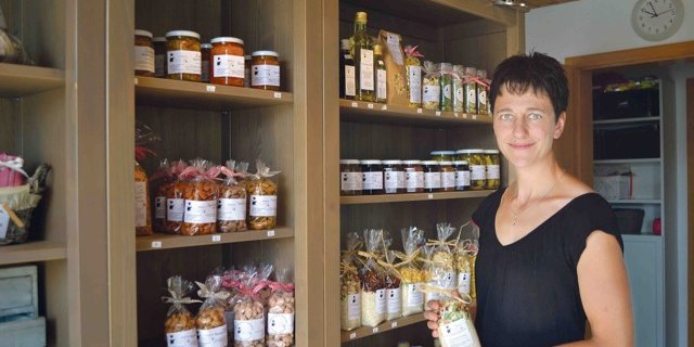 Evelin Gisler produziert leidenschaftlich gerne Spezialitäten aus Produkten vom eigenen Hof. Dafür «nuscht» sie, nachdem die Kinder endlich im Bett sind, noch stundenlang in der Küche herum. (Bild rb)