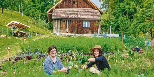 Madeleine Michel (links) und Olivia Stafflage: Auf der «Summerweid» arbeiten Produzentin und Konsument Hand in Hand. (Bild Erika Rebsamen)