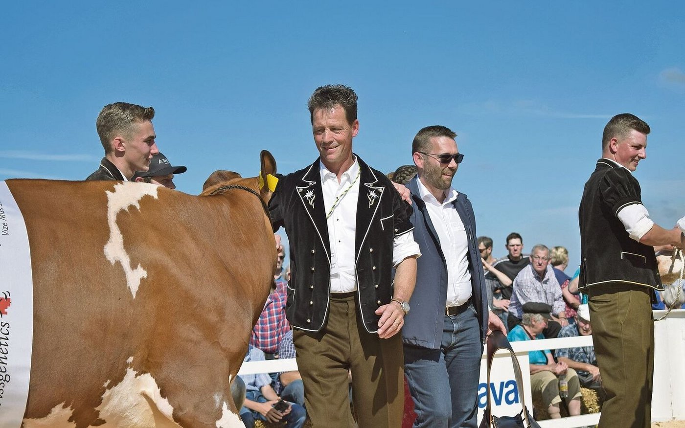 Strahlendes Wetter, strahlende Landwirte: OK-Präsident Hans-Peter Bigler hatte gut lachen.