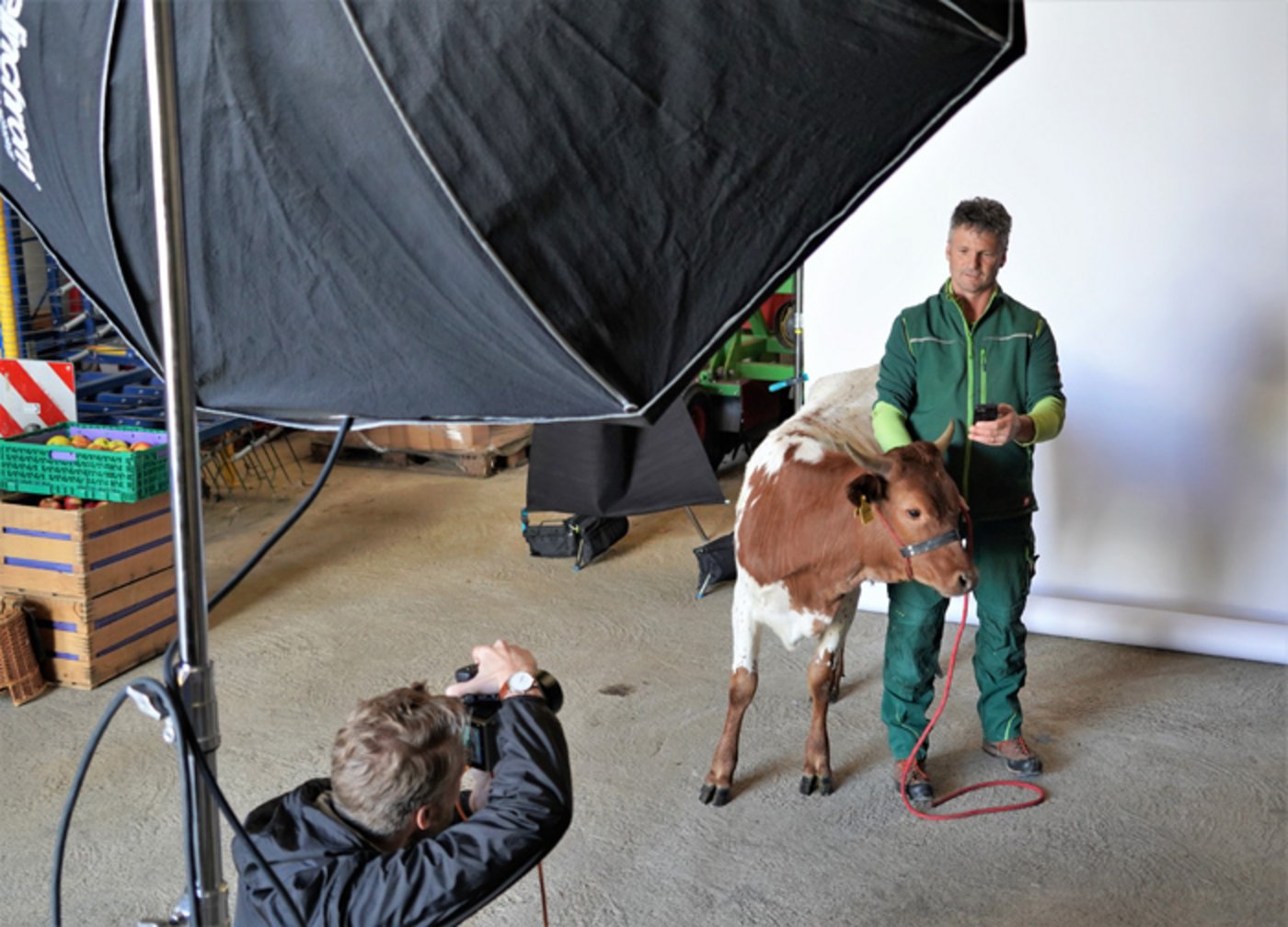 Landwirt Hans Nef aus Oetwil a. See ZH, der mit vierbeiniger Begleitung posierte. (Bild LID)
