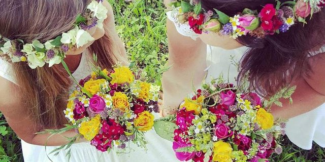 Blumenmädchen mit Blumenkränzchen im Haar. (Bild Tamara Schelling)