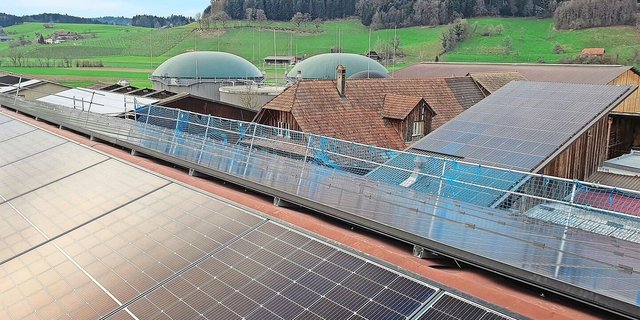 Viel Solarstrom produzieren die Module auf den Dächern des Wiggerhofs. Im Hintergrund die grosse Biogasanlage.  
