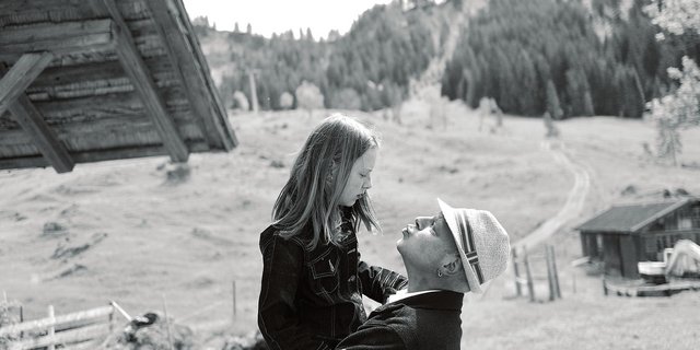 Larina und Dänu auf der Alp Ober Sidemoos, nicht weit von dem Ort entfernt, wo er aufgewachsen ist.(Bild Pinaki)