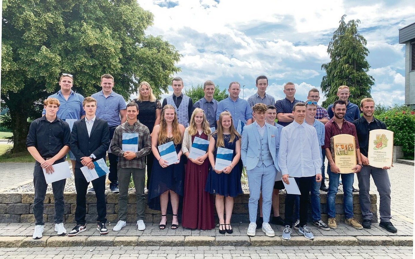 Die Klassen 3a (links) und 3b am BBZN Hohenrain, mit den diplomierten Landwirtinnen und Landwirten EFZ.  