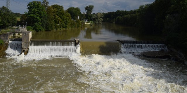 Die Thur auf Höhe Badi Weinfelden (oben links im Bild). Hier sollen 20 ha Ackerland der Thurrenaturierung/Hochwasserschutz zum Opfer fallen. Gestritten wird seit 2002. (Bild Stefanie Giger)