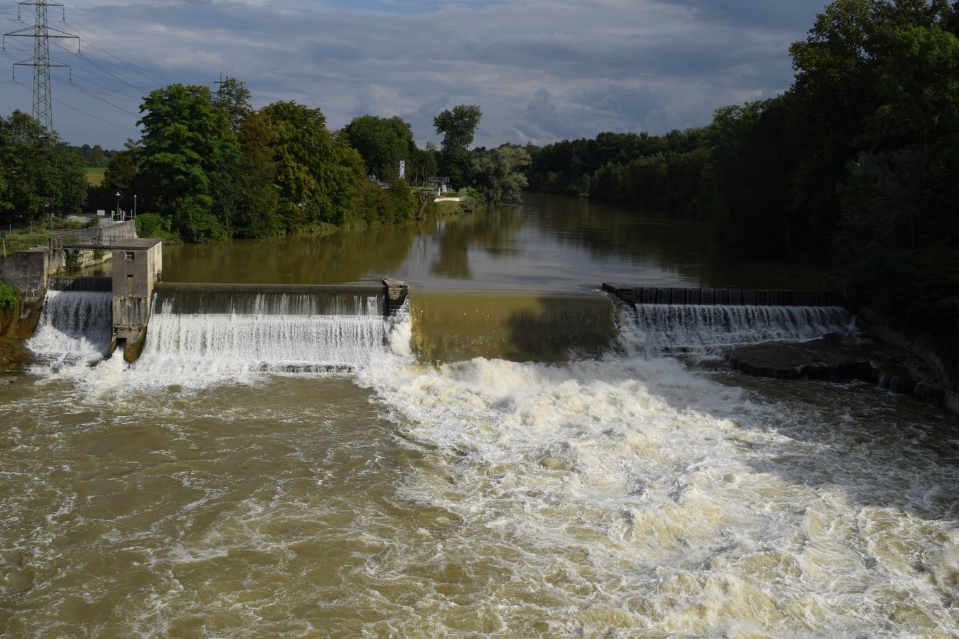 Die Thur auf Höhe Badi Weinfelden (oben links im Bild). Hier sollen 20 ha Ackerland der Thurrenaturierung/Hochwasserschutz zum Opfer fallen. Gestritten wird seit 2002. (Bild Stefanie Giger)