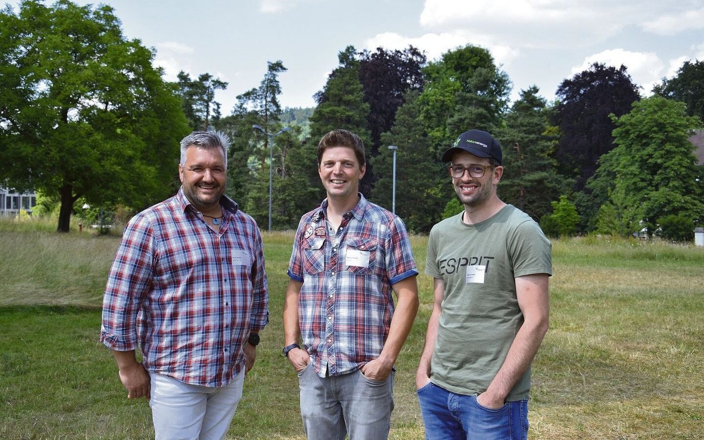 Sven Studer, Michael Kipfer und Patrick von Rotz (v. l. n. r.) erläuterten an der Fachtagung, wie sie erfolgreich Pflanzenkohle nutzen. Kipfer stellt die Kohle auch selbst her.