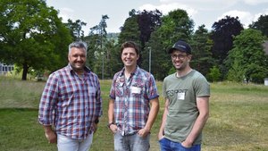 Sven Studer, Michael Sven Studer, Michael Kipfer und Patrick von Rotz (v. l. n. r.) erläuterten an der Fachtagung, wie sie erfolgreich Pflanzenkohle nutzen. Kipfer stellt die Kohle auch selbst her.