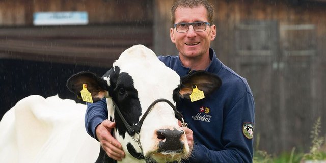 Daniel Heeb mit Kuh «V.I.P». Sie erreichte 113 702 kg in sechs Laktationen bei 29 kg pro Lebenstag.