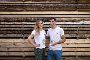 Molke-Shake schafft es in die Regale der Migros Doris Erne und Christian Studer von Wood & Field haben gut lachen. Der Molke-Shake ist nun in der Migros gelistet. (Bild Andreas Eberhard)