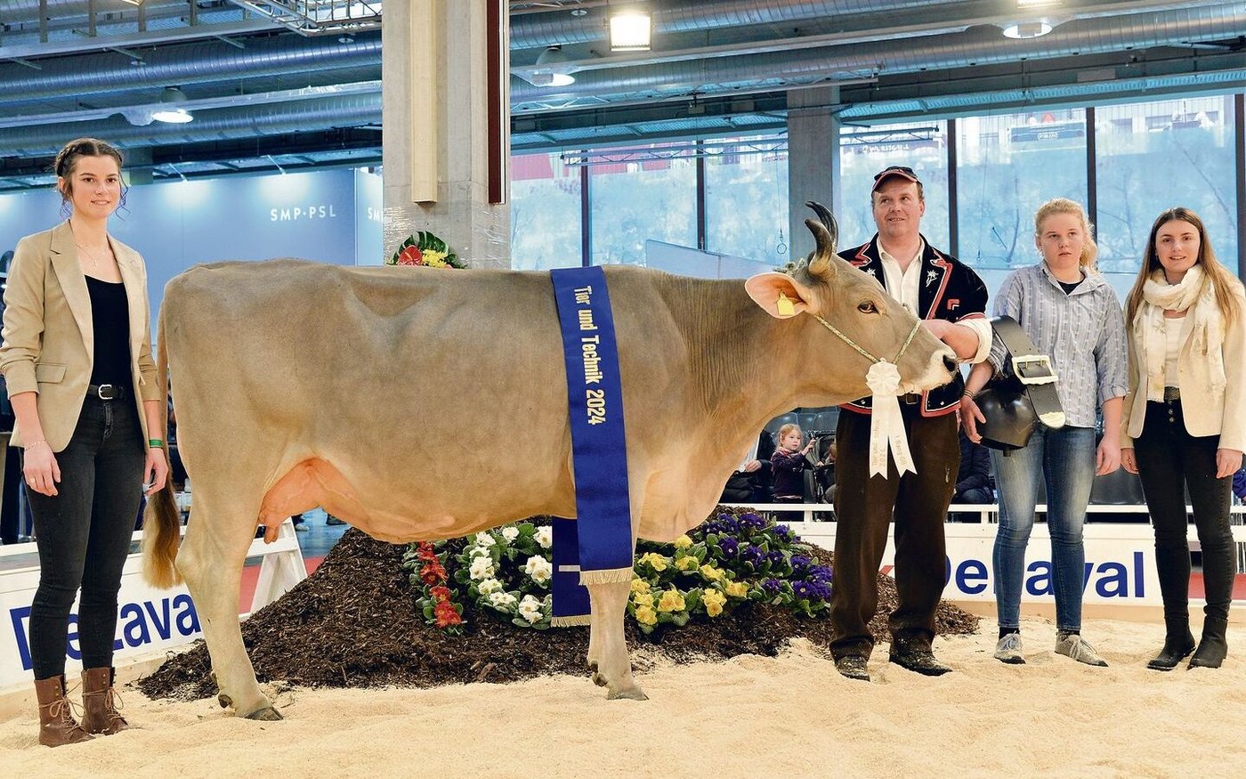 AHof-ob Rivaldo Tulpe wurde vom Urner Richter Toni Kempf an der OB-Schau der Tier &  Technik zur Miss gekürt.