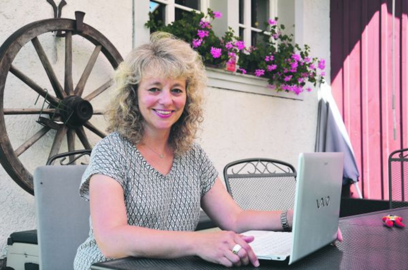 Als Stadtkind hatte Susanne Stamm anfangs eher etwas Angst vor grossen Kühen. Nebst der Politik kümmert sie sich auf dem Hof vor allem um die Buchhaltung und um administrative Arbeiten. (Bild Marianne Stamm)