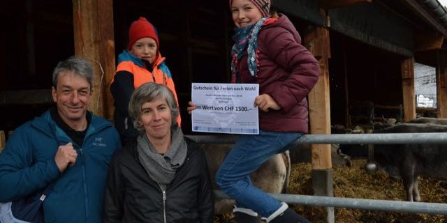 Jürg Wirth und Rebekka Kern mit den Kindern Meret und Serafin freuen sich über den Feriengutschein im Wert von 1500 Franken. Sie sind bereits am Diskutieren, wo es hingehen soll. (Bilder Esther Thalmann)