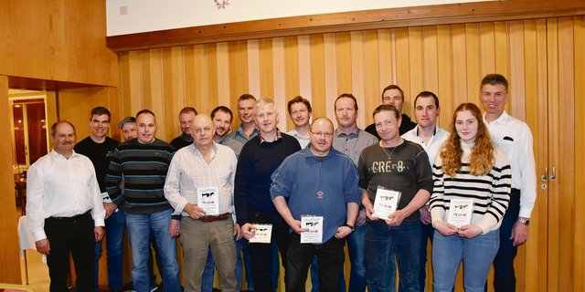 Die Züchter der 100 000er-Kühe wurden an der Delegiertenversammlung geehrt. (Bild zVg)