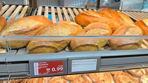 Mitte Oktober senkte Mitte Oktober senkte Aldi Suisse kräftig die Preise für einige Lebensmittel. Seitdem kostet das «Pfünderli» weniger als einen «Stutz».