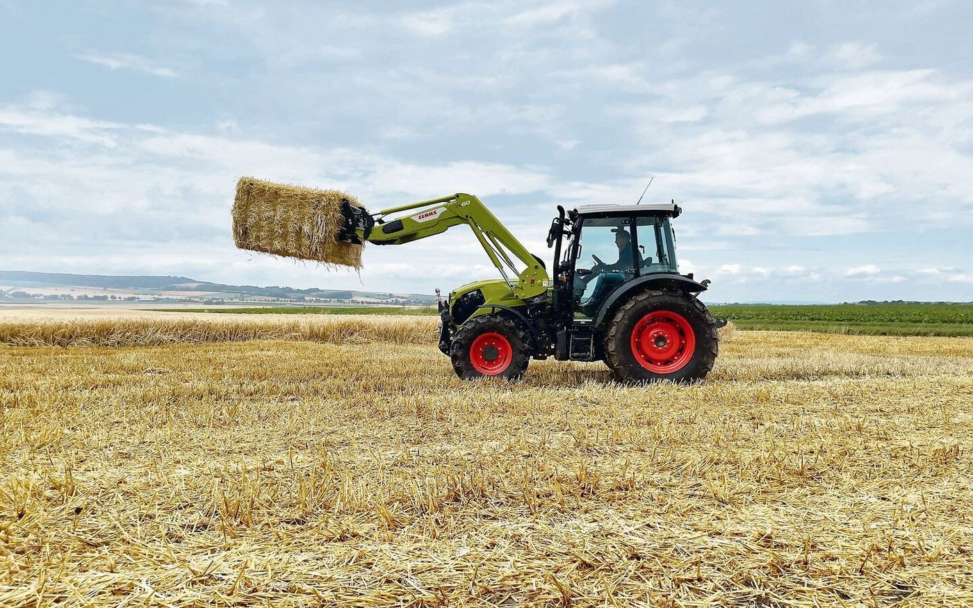 Die neuen Kompakttraktoren Elios 200, Elios 300 und Axos 200 sind mit Frontlader noch vielseitiger.