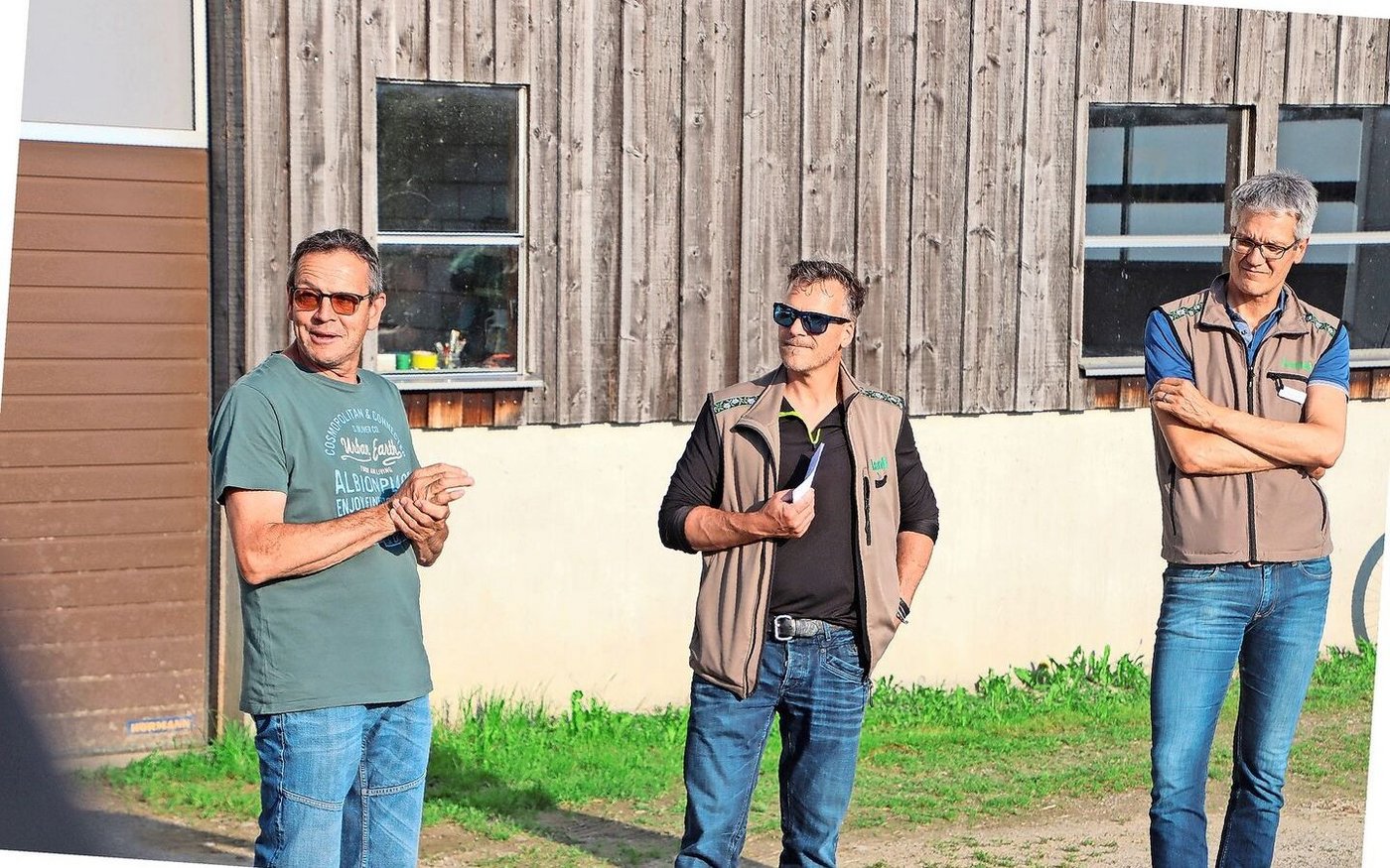 Gastgeber Fredy Saller, Martin Germann, Leiter Agrar der Landi Weinland, und Landi-Geschäftsführer Lukas Landolt (v. l.) begrüssten die 120 Teilnehmer der Flurbegehung.