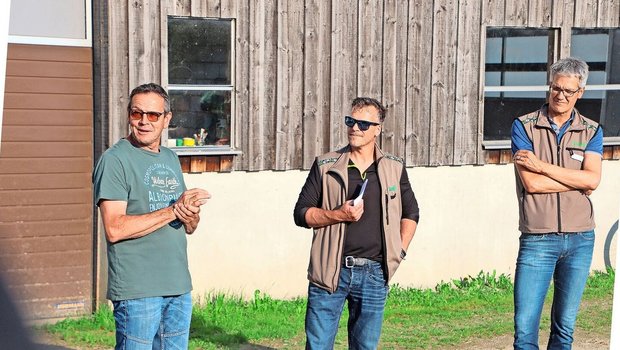 Gastgeber Fredy Saller, Martin Germann, Leiter Agrar der Landi Weinland, und Landi-Geschäftsführer Lukas Landolt (v. l.) begrüssten die 120 Teilnehmer der Flurbegehung.