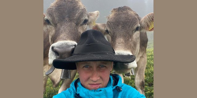 «Und das nennt sich Alpsommer?» Petra Fässler und das Alpvieh hoffen auf Wetterbesserung. (Bild Petra Fässler)