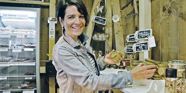 Regula Minikus verkauft in ihrem Selbstbedienungs-Hofladen viel Selbstgemachtes. Hier kann die 40-Jährige ihre Liebe zum Basteln und Dekorieren ausleben. An den Wänden hängen Bilder der eigenen Mutterkühe. (Bild Jeanne Woodtli)