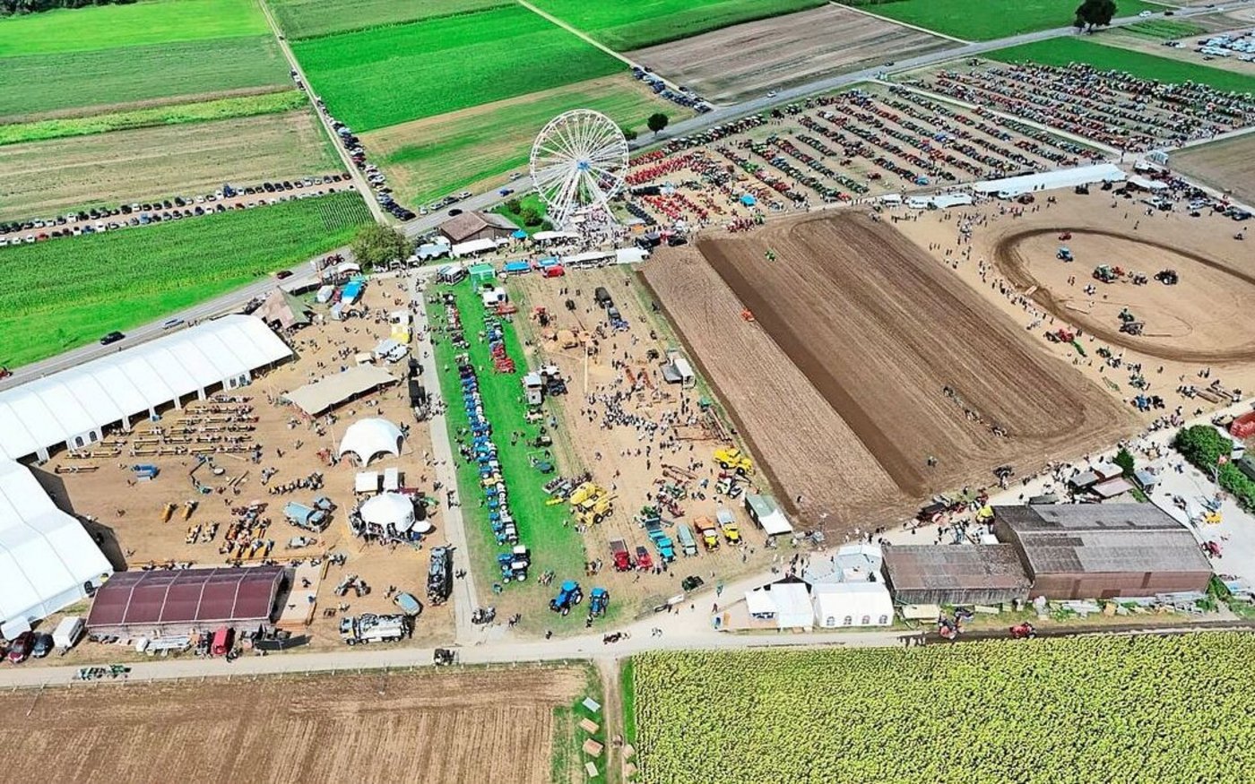 Gigantisch: 15 Hektaren umfasst das Festgelände in Möriken. Auf dem Bild oben rechts sind die Oldtimer parkiert.