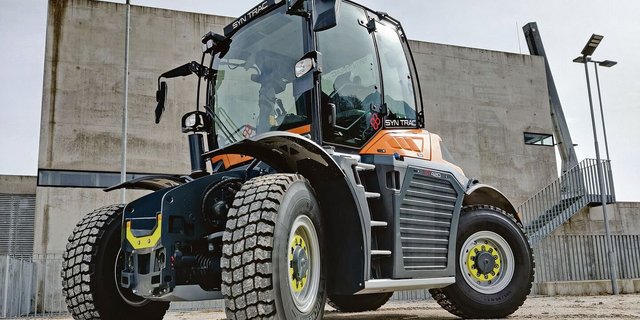 Der Syn-Trac des gleichnamigen österreichischen Herstellers kann dank seines Schnellwechselsystems in Windeseile verschiedenste Anbaugeräte ankoppeln, ohne dass der Fahrer die Kabine verlassen muss.