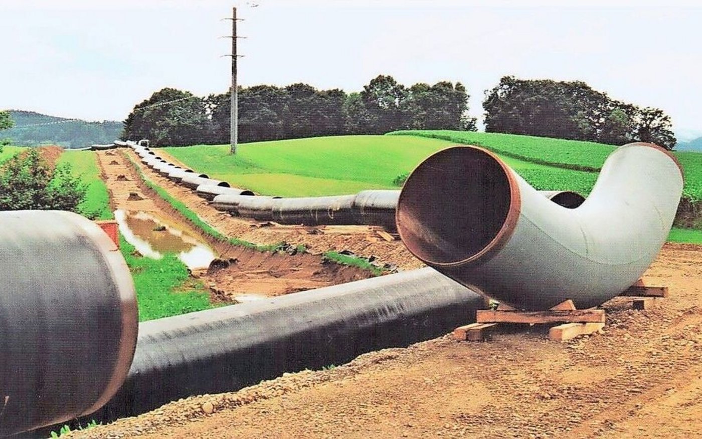 Gasleitungsbau Ende der 90er-Jahre im Kanton Luzern. Verlegt wurden Stahlrohre mit 1,2 Meter Durchmesser. 