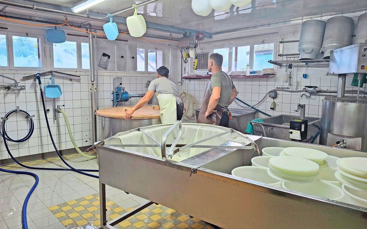 Heute wird das erste Mal gekäst. Alles ist parat und Senn Reto hat eingelabt.