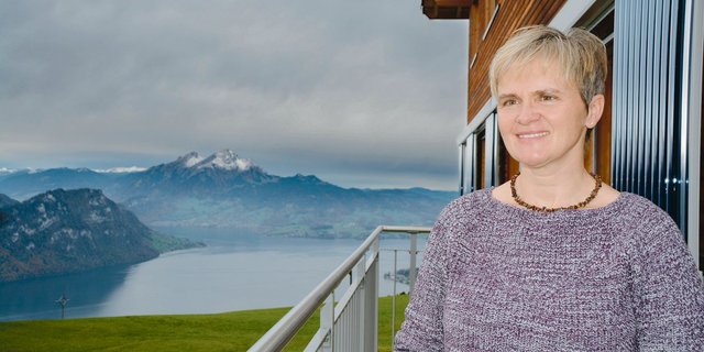 Monika Camenzind auf ihrem Balkon. Im Hintergrund der Vierwaldstättersee mit angezuckertem Pilatus. (Bilder Armin Emmenegger)