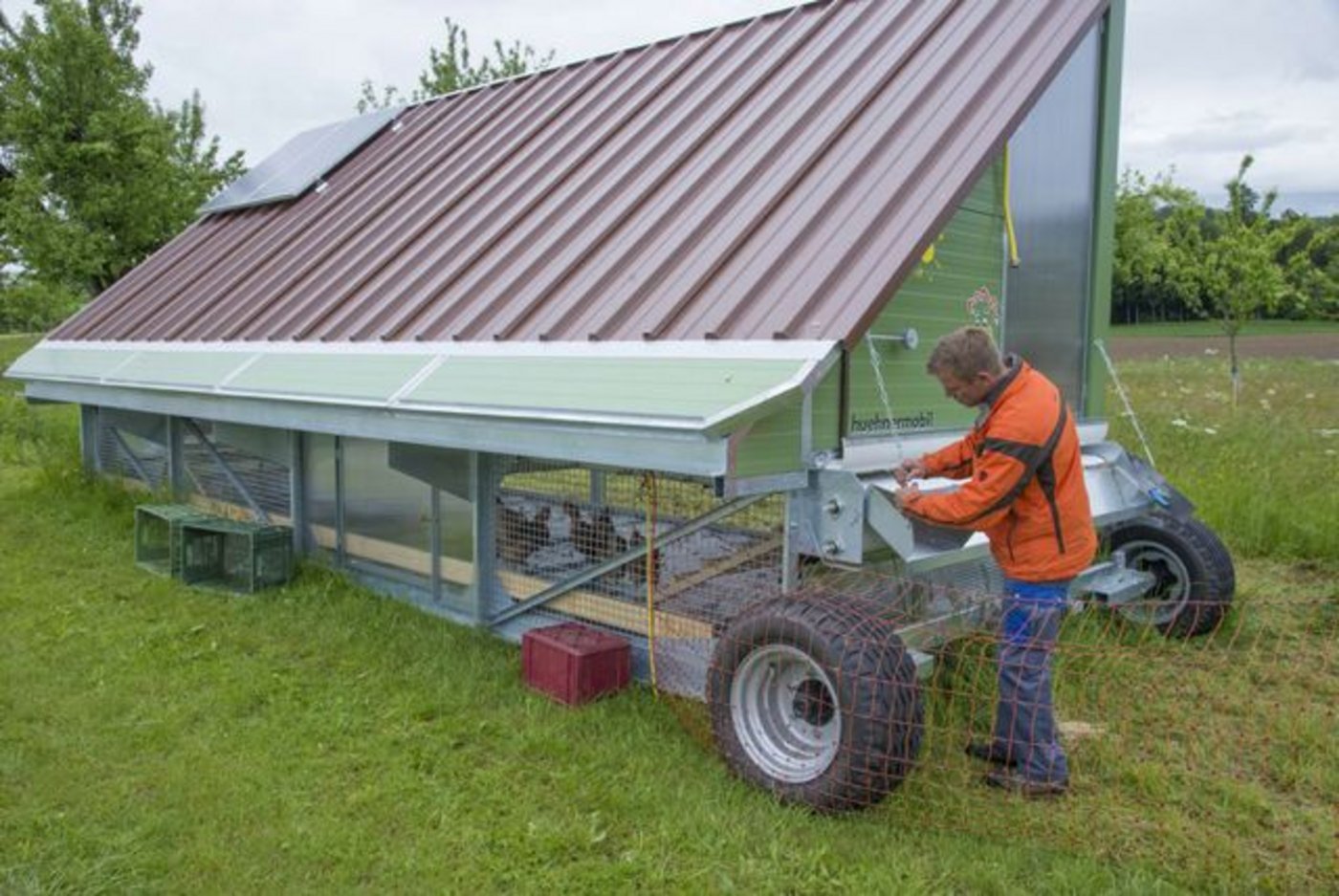 Kuno Werro kann das Hühnermobil schnell von einer Weide zur anderen verschieben. (Bilder David Eppenberger)